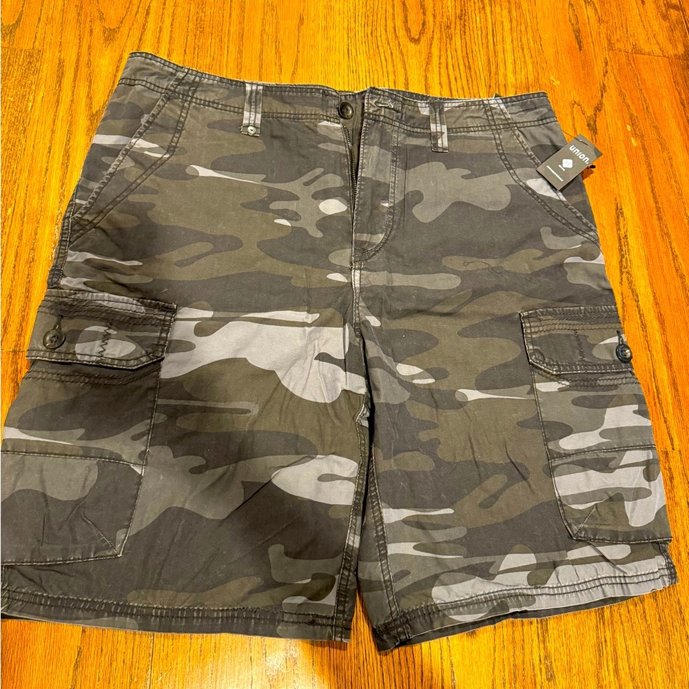 NWT gray camo cargo shorts size 38